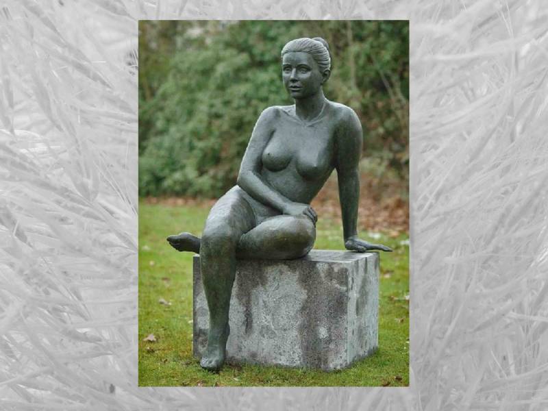 IDYL Gartenfigur IDYL Bronze-Skulptur Nackte Frau sitzend, Bronze – sehr robust – Langlebig – witterungsbeständig gegen Frost, Regen und UV-Strahlung. Die Modelle werden in Wachsausschmelzverfahren in Bronze gegossen und von Hand patiniert. von IDYL