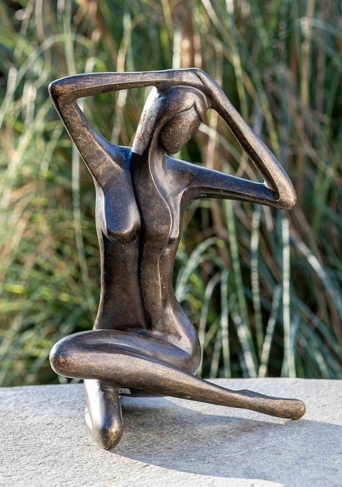 IDYL Gartenfigur IDYL Bronze-Skulptur Sitzende Frau, Bronze – sehr robust – Langlebig – witterungsbeständig gegen Frost, Regen und UV-Strahlung. Die Modelle werden in Wachsausschmelzverfahren in Bronze gegossen und von Hand patiniert. von IDYL