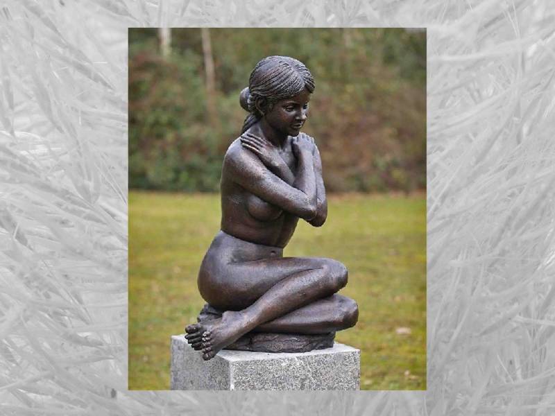 IDYL Gartenfigur IDYL Bronze-Skulptur Sitzende nackte Frau, Bronze von IDYL