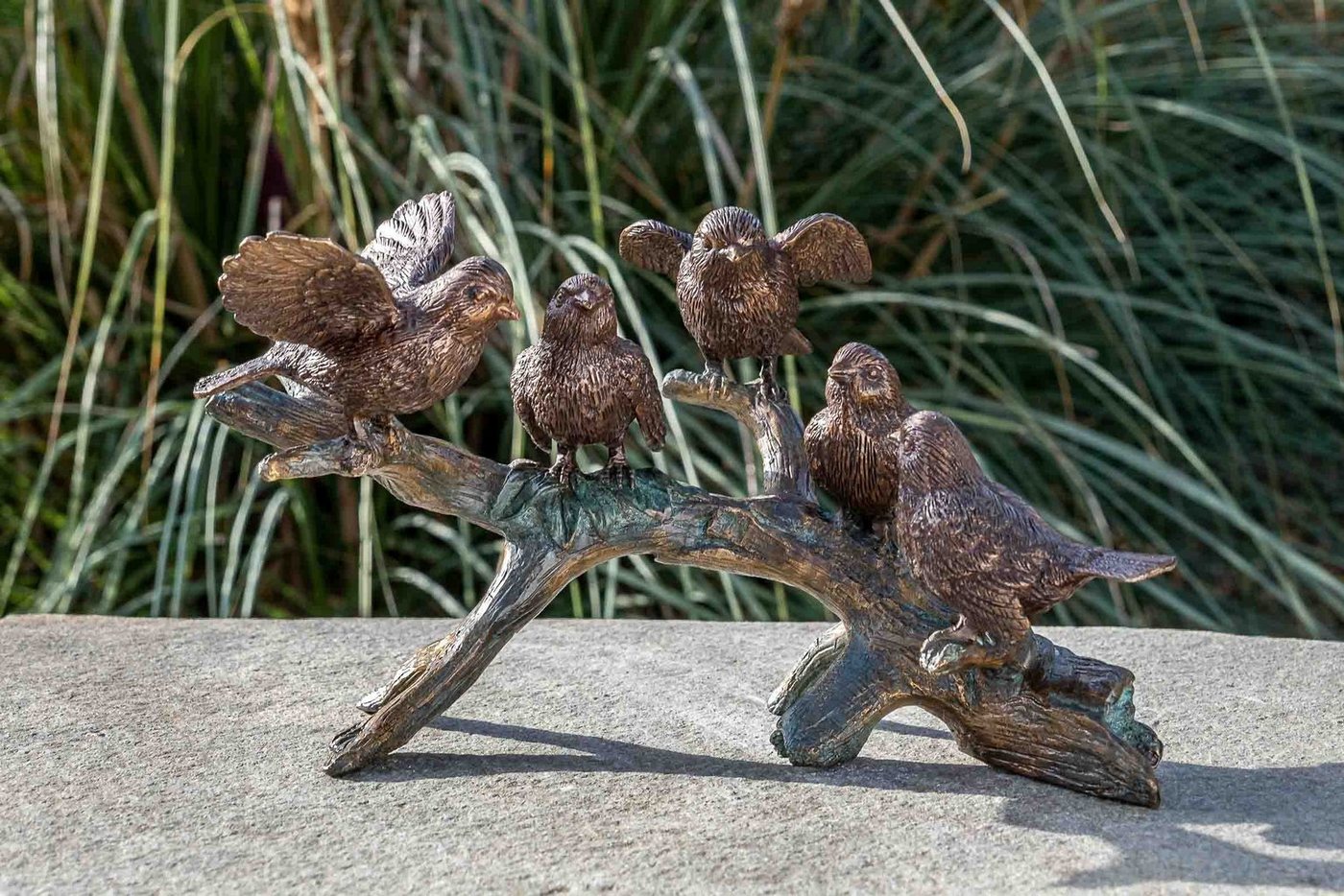 IDYL Gartenfigur IDYL Bronze-Skulptur Vogel auf Ast, Bronze – sehr robust – Langlebig – witterungsbeständig gegen Frost, Regen und UV-Strahlung. Die Modelle werden in Wachsausschmelzverfahren in Bronze gegossen und von Hand patiniert. von IDYL