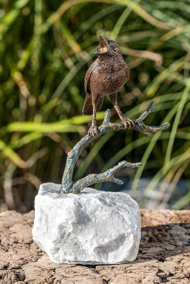 IDYL Gartenfigur IDYL Bronze-Skulptur Vogel auf einem Stein, Bronze – sehr robust – Langlebig – witterungsbeständig gegen Frost, Regen und UV-Strahlung. Die Modelle werden in Wachsausschmelzverfahren in Bronze gegossen und von Hand patiniert. von IDYL