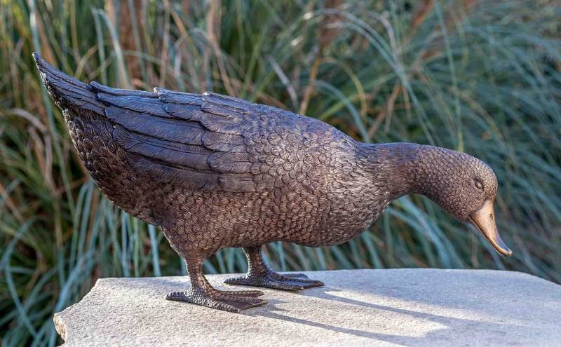 IDYL Gartenfigur IDYL Bronze-Skulptur Vorbeugende Ente, Bronze – sehr robust – Langlebig – witterungsbeständig gegen Frost, Regen und UV-Strahlung. Die Modelle werden in Wachsausschmelzverfahren in Bronze gegossen und von Hand patiniert. von IDYL