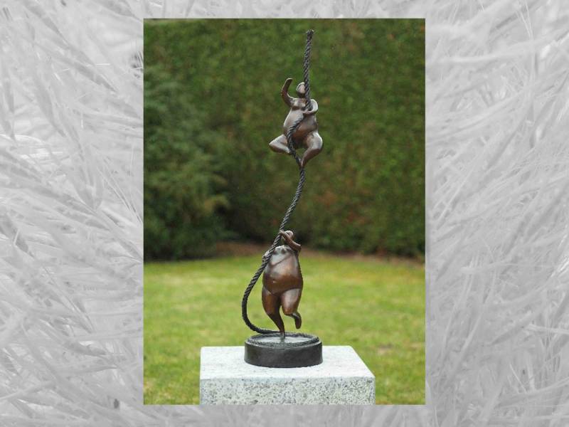 IDYL Gartenfigur IDYL Bronze-Skulptur Zwei Dicke Damen am Seil, Bronze von IDYL