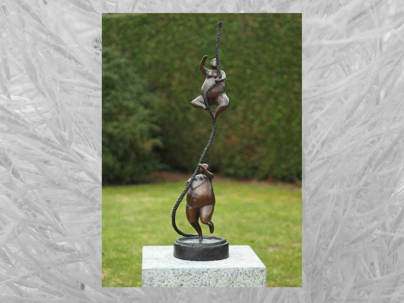 IDYL Gartenfigur IDYL Bronze-Skulptur Zwei Dicke Damen am Seil, Bronze IDYL Gartenfigur IDYL Bronze-Skulptur Zwei Dicke Damen am Seil, Bronze von IDYL