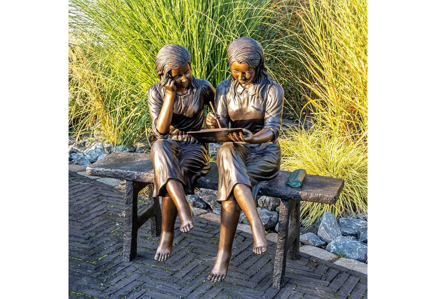 IDYL Gartenfigur IDYL Bronze-Skulptur Zwei Mädchen lesend auf einer Bank, Bronze von IDYL