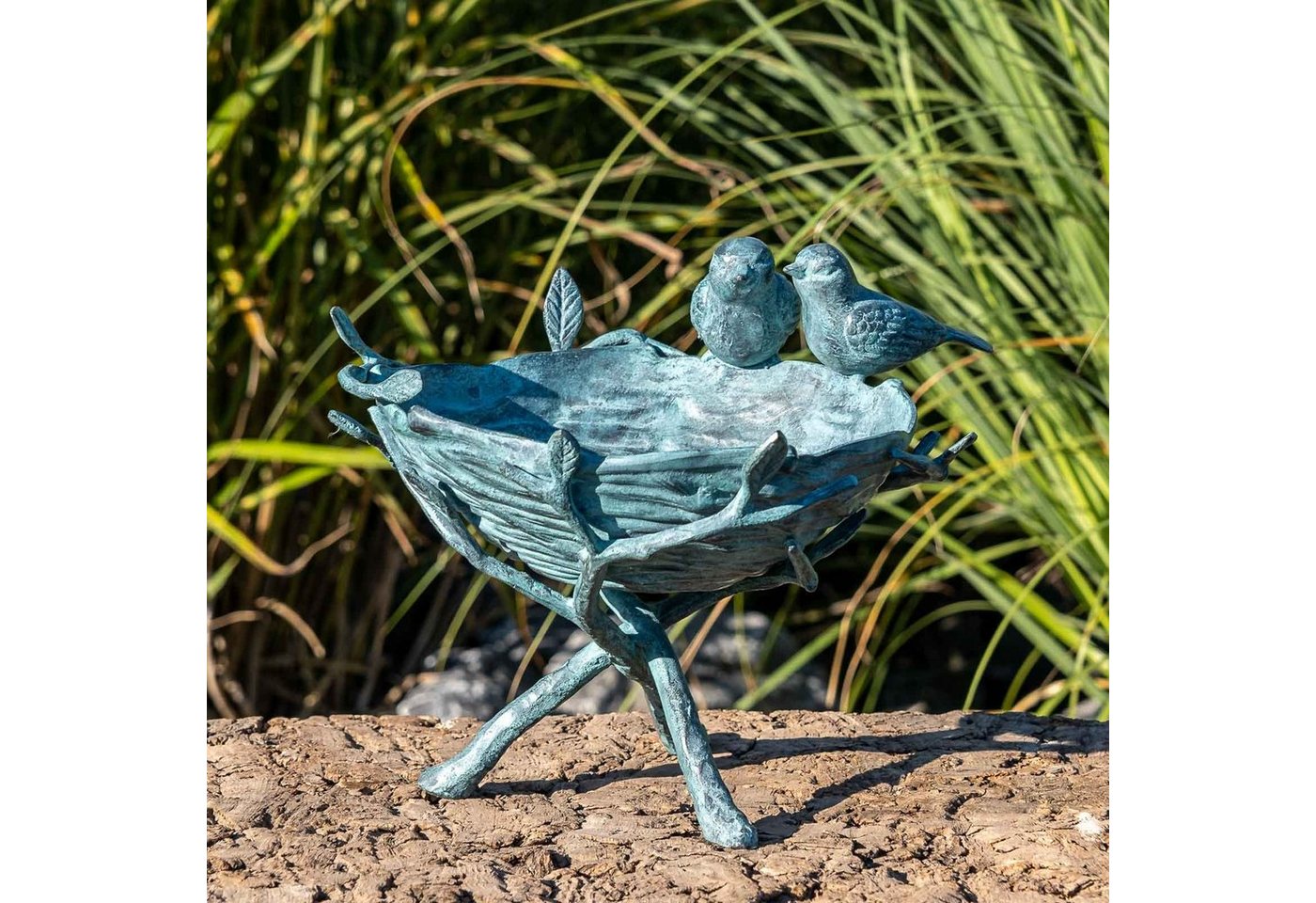 IDYL Gartenfigur IDYL Bronze-Skulptur Zwei Vögel auf einem Vogelnest, Bronze – sehr robust – Langlebig – witterungsbeständig gegen Frost, Regen und UV-Strahlung. Die Modelle werden in Wachsausschmelzverfahren in Bronze gegossen und von Hand patiniert. von IDYL