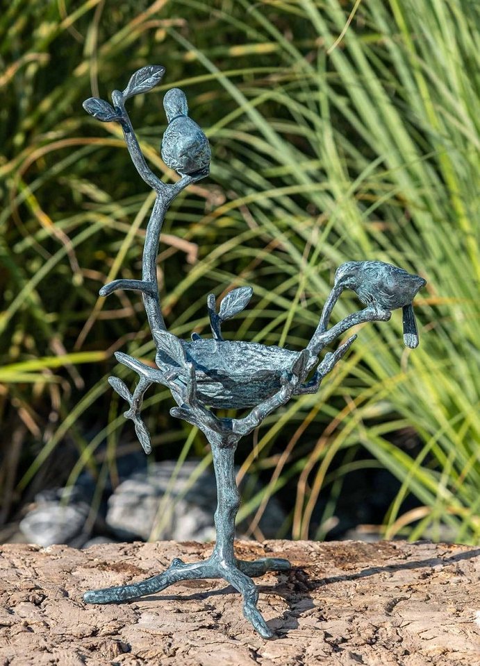 IDYL Gartenfigur IDYL Bronze-Skulptur Zwei Vögel mit Vogelnest, Bronze – sehr robust – Langlebig – witterungsbeständig gegen Frost, Regen und UV-Strahlung. Die Modelle werden in Wachsausschmelzverfahren in Bronze gegossen und von Hand patiniert. von IDYL