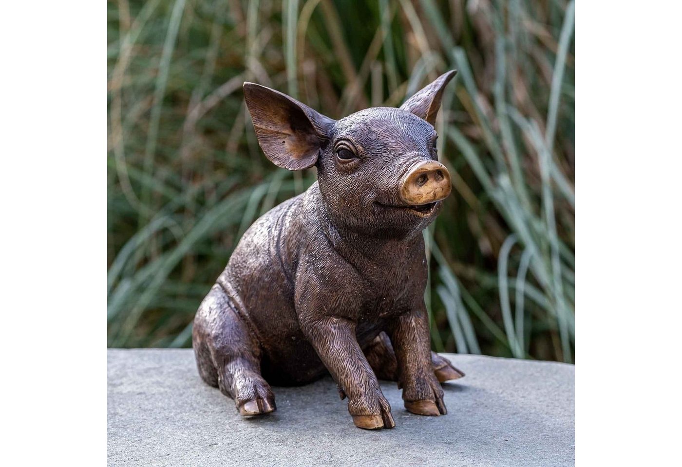 IDYL Gartenfigur IDYL Bronzeskulptur Sitzendes Schweinchen, Bronze – sehr robust – Langlebig – witterungsbeständig gegen Frost, Regen und UV-Strahlung. Die Modelle werden in Wachsausschmelzverfahren in Bronze gegossen und von Hand patiniert. von IDYL