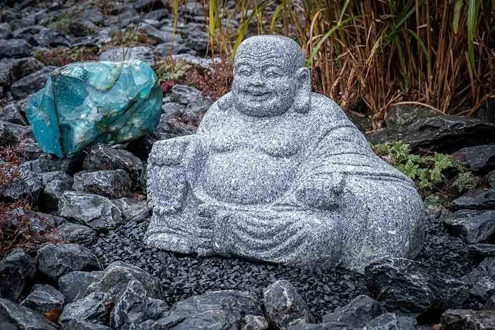 IDYL Gartenfigur IDYL Granit-Stein Figur Lachender Buddha, Granit – ein Naturprodukt – sehr robust – witterungsbeständig gegen Frost, Regen und UV-Strahlung. von IDYL