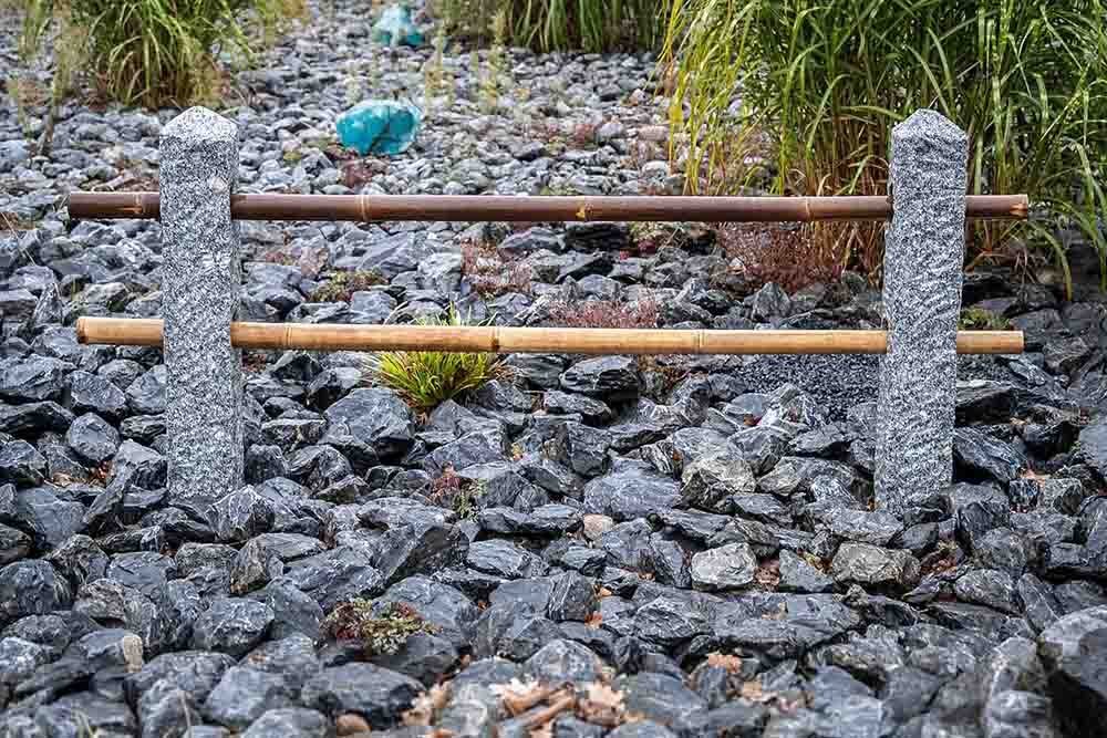 IDYL Gartenfigur IDYL Granit-Zaunpfahl mit zwei Bohrungen 8 cm, Granit – ein Naturprodukt – sehr robust – witterungsbeständig gegen Frost, Regen und UV-Strahlung. von IDYL