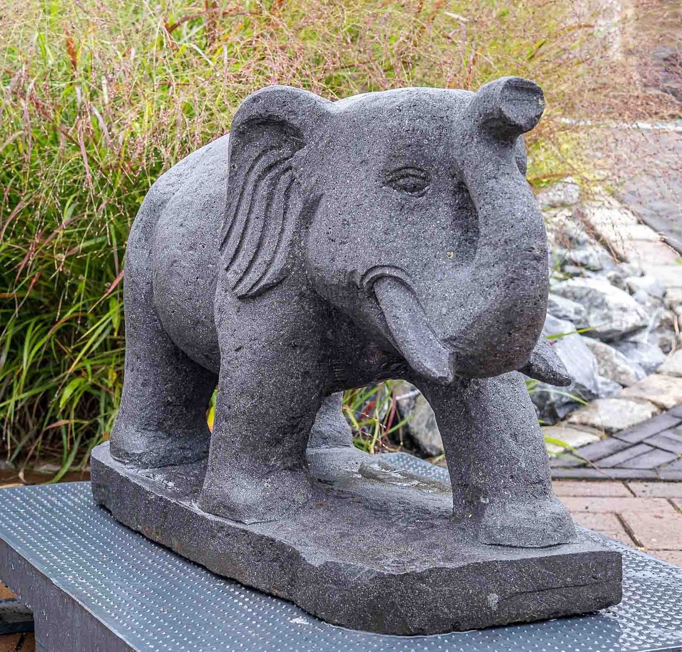 IDYL Gartenfigur IDYL Lavastein Figur Elefant klein, Lavastein– ein Naturprodukt – sehr robust – witterungsbeständig gegen Frost, Regen und UV-Strahlung. von IDYL