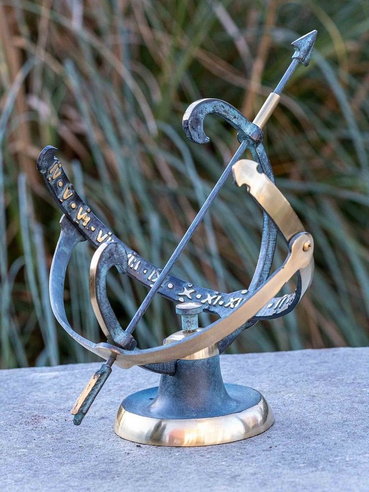 IDYL Gartenfigur IDYL Outdoor Zeitmesser aus Bronze Sonnenuhr", Werden im Wachsausschmelzverfahren in Bronze gegossen Hand patiniert." von IDYL