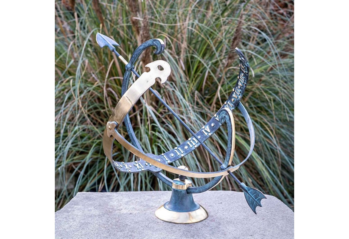 IDYL Gartenfigur IDYL Outdoor Zeitmesser aus Bronze Sonnenuhr", Bronze – sehr robust – Langlebig – witterungsbeständig gegen Frost, Regen und UV-Strahlung. Die Modelle werden in Wachsausschmelzverfahren in Bronze gegossen und von Hand patiniert." von IDYL