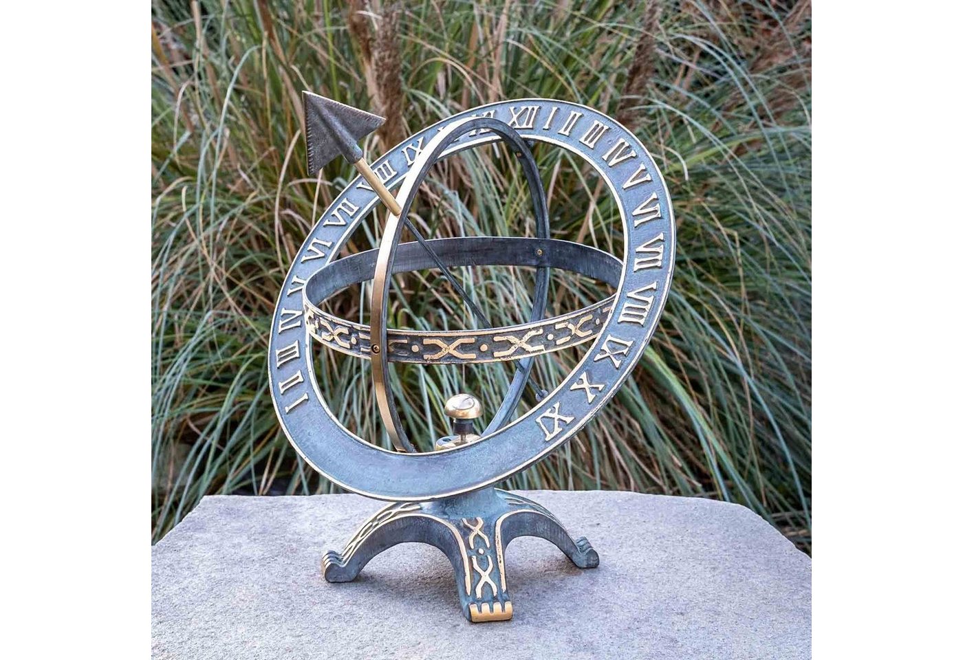 IDYL Gartenfigur IDYL Outdoor Zeitmesser aus Bronze Sonnenuhr" - hochwertig und auffällig, Bronze – sehr robust – Langlebig – witterungsbeständig gegen Frost, Regen und UV-Strahlung. Die Modelle werden in Wachsausschmelzverfahren in Bronze gegossen und von Hand patiniert." von IDYL