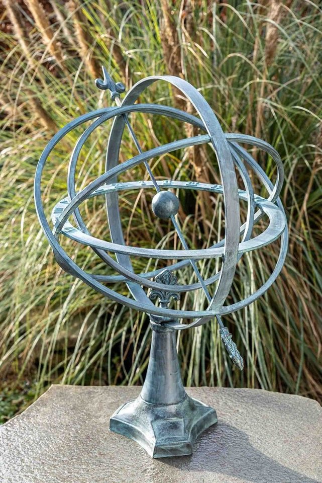 IDYL Gartenfigur IDYL Outdoor Zeitmesser aus Bronze Sonnenuhr" - hochwertig und auffällig, Bronze – sehr robust – Langlebig – witterungsbeständig gegen Frost, Regen und UV-Strahlung. Die Modelle werden in Wachsausschmelzverfahren in Bronze gegossen und von Hand patiniert." von IDYL