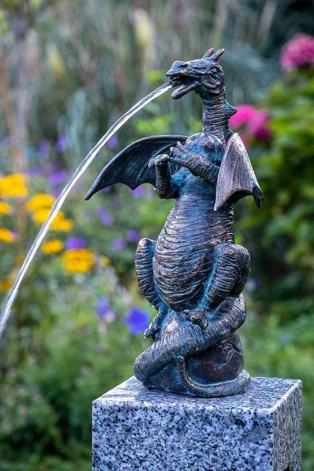 IDYL Gartenfigur IDYL Rottenecker Bronze-Skulptur Drache mit Walnuss wasserspeiend, Bronze – sehr robust – Langlebig – witterungsbeständig gegen Frost, Regen und UV-Strahlung. Die Modelle werden in Wachsausschmelzverfahren in Bronze gegossen und von Hand patiniert. von IDYL