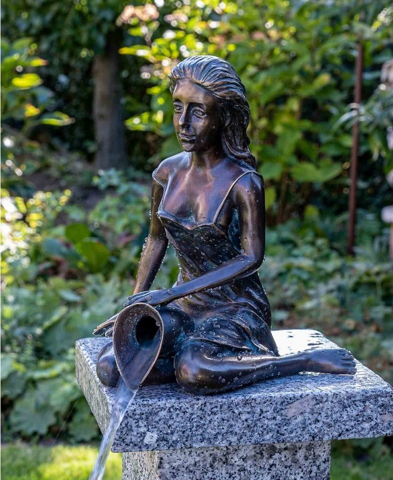 IDYL Gartenfigur IDYL Rottenecker Bronze-Skulptur Elonie klein wasserspeiend, Bronze – sehr robust – Langlebig – witterungsbeständig gegen Frost, Regen und UV-Strahlung. Die Modelle werden in Wachsausschmelzverfahren in Bronze gegossen und von Hand patiniert. von IDYL