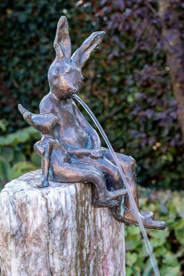 IDYL Gartenfigur IDYL Rottenecker Bronze-Skulptur Hasenpaar sitzend wasserspeiend, Bronze – sehr robust – Langlebig – witterungsbeständig gegen Frost, Regen und UV-Strahlung. Die Modelle werden in Wachsausschmelzverfahren in Bronze gegossen und von Hand patiniert. von IDYL