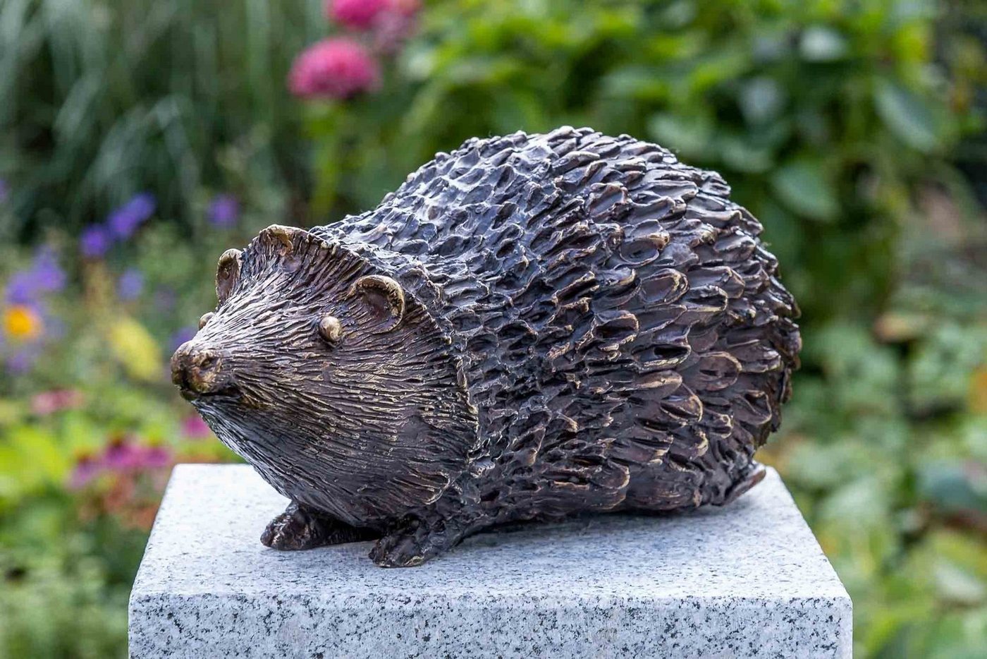 IDYL Gartenfigur IDYL Rottenecker Bronze-Skulptur Igel Mutter, Bronze – sehr robust – Langlebig – witterungsbeständig gegen Frost, Regen und UV-Strahlung. Die Modelle werden in Wachsausschmelzverfahren in Bronze gegossen und von Hand patiniert. von IDYL