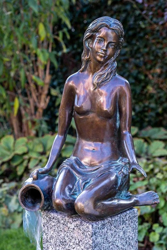 IDYL Gartenfigur IDYL Rottenecker Bronze-Skulptur Jasmin wasserspeiend, Bronze – sehr robust – Langlebig – witterungsbeständig gegen Frost, Regen und UV-Strahlung. Die Modelle werden in Wachsausschmelzverfahren in Bronze gegossen und von Hand patiniert. von IDYL