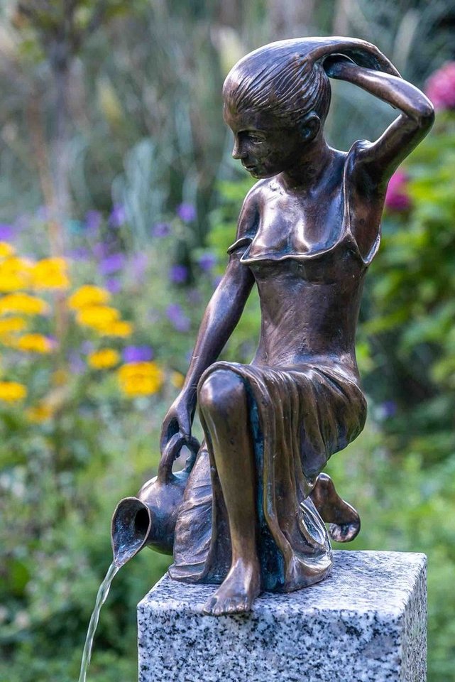 IDYL Gartenfigur IDYL Rottenecker Bronze-Skulptur Letizia klein wasserspeiend, Bronze – sehr robust – Langlebig – witterungsbeständig gegen Frost, Regen und UV-Strahlung. Die Modelle werden in Wachsausschmelzverfahren in Bronze gegossen und von Hand patiniert. von IDYL