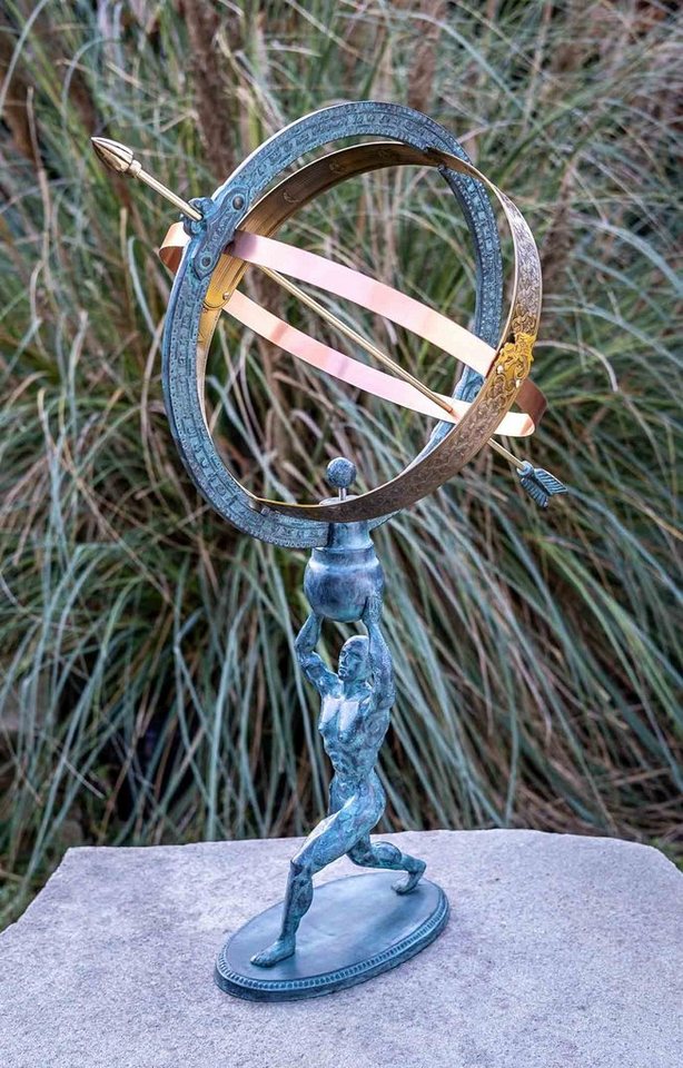 IDYL Gartenfigur Idyl Outdoor Zeitmesser aus Bronze "Mann mit Sonnenuhr", Bronze – sehr robust – Langlebig – witterungsbeständig gegen Frost, Regen und UV-Strahlung. Die Modelle werden in Wachsausschmelzverfahren in Bronze gegossen und von Hand patiniert. IDYL Gartenfigur Idyl Outdoor Zeitmesser aus Bronze "Mann mit Sonnenuhr", Bronze – sehr robust – Langlebig – witterungsbeständig gegen Frost, Regen und UV-Strahlung. Die Modelle werden in Wachsausschmelzverfahren in Bronze gegossen und von Hand patiniert. von IDYL