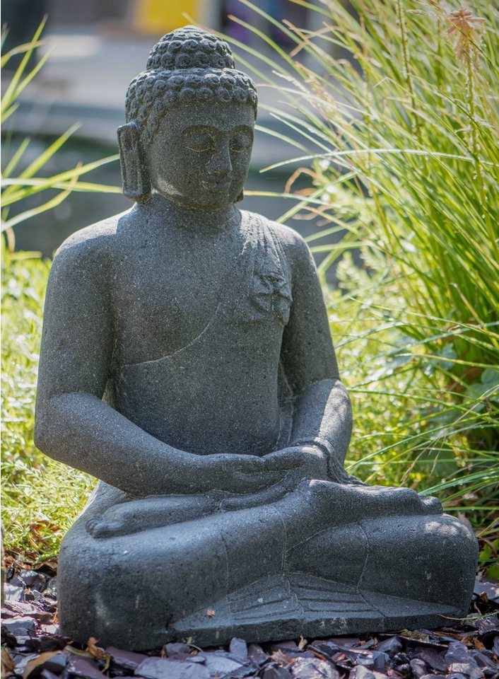 IDYL Gartenfigur Indischer Buddha aus Lavastein, Lavastein – ein Naturprodukt mit leichten Einschüssen – wetterfest und frostsicher – Reine Handarbeit. von IDYL