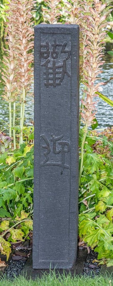 IDYL Gartenfigur Lavastein Skulptur Block mit Schriftzeichen, Lavastein – ein Naturprodukt mit leichten Einschüssen – wetterfest und frostsicher – Reine Handarbeit – kein industrielles Produkt aus Steinguss. von IDYL