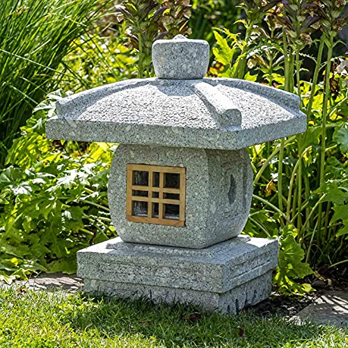 IDYL Granit-Stein Laterne Tenka Chaya mit Holzfenster | Frostfest | Höhe 50 cm | Grau | Kombination mit Holz | Handarbeit |Asiatische Dekoration für Garten - Teich und als Wegbeleuchtung von IDYL