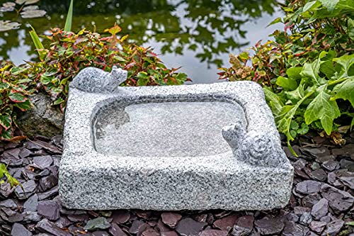 IDYL Granit-Stein Vogeltränke| Ø 35 cm | Trinkbecken - Tränke für Vögel aus massivem Stein mit Schnecken | Handarbeit |Stilvolle Garten-Dekoration | Hochwertiges Kunsthandwerk | Wetterfest von IDYL