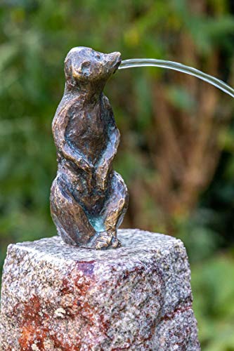 IDYL Rottenecker Bronze-Skulptur Erdmännchen mittel wasserspeiend auf Granit | 24x15x15 cm | handgefertigt | Garten- oder Teich-Dekoration | Hochwertiges Kunsthandwerk | Wetterfest von IDYL