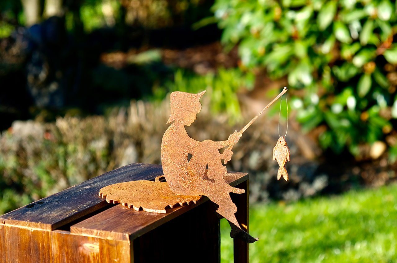 ILLUMINO Gartenfigur Kantenhocker Angler mit Blatt Sitzenbleiber Gartendeko Metall Rost, (1 St) von ILLUMINO