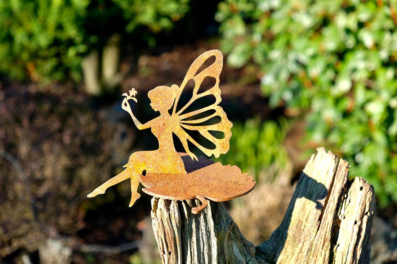 ILLUMINO Gartenfigur Kantenhocker Fee auf dem Blatt Sitzenbleiber Gartendeko Metall Rost, (1 St) von ILLUMINO