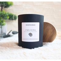 Night At The Library Duftkerze Sojawachs Handgemacht Kerze Im Glas Holzdeckel Holzdocht Bookish Buchkerze Bibliothek Holz Geschenk Freundin von INDIGOFOXCandles