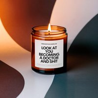 Doktor Dissertation Abschlussgeschenk Duftkerze Sojawachs Kerze Im Glas Holzdocht Dr. Universität Studium Freunde Geschenk Lustiger Spruch Doktor Dissertation Abschlussgeschenk Duftkerze Sojawachs Kerze Im Glas Holzdocht Dr. Universität Studium Freunde Geschenk Lustiger Spruch von INDIGOFOXCandles