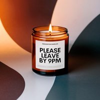 Lustige Spruch Duftkerze Im Glas "Please Leave By 9Pm" Sojawachs Holzdocht Handmade Geschenk Beste Freundin Einweihung Geburtstag Besuch Lustige Spruch Duftkerze Im Glas "Please Leave By 9Pm" Sojawachs Holzdocht Handmade Geschenk Beste Freundin Einweihung Geburtstag Besuch von INDIGOFOXCandles