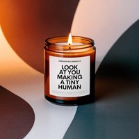 Lustige Spruch Duftkerze "Look At You Making A Tiny Human" Sojawachs Kerze Im Glas Holzdocht Geschenk Baby Party Schwangerschaft Lustige Spruch Duftkerze "Look At You Making A Tiny Human" Sojawachs Kerze Im Glas Holzdocht Geschenk Baby Party Schwangerschaft von INDIGOFOXCandles