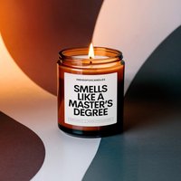 Master Abschluss Duftkerze "Smells Like A Masters Degree" Mit Spruch Personalisierbar Geschenk Studium Universität Custom Sojawachs Kerze von INDIGOFOXCandles