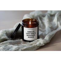 Smells Like She's Reading Again Duftkerze Im Glas Sojawachs Holzdocht Gemütliche Herbstkerze Bookish Buchkerze Geschenkidee Beste Freundin von INDIGOFOXCandles