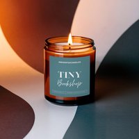 Tiny Bookshop Duftkerze Im Glas Sojawachs Knister Holzdocht Herbst Bibliothek Bücher Buchkerze Bookish Geschenk Geburtstag Weihnachten Cozy von INDIGOFOXCandles