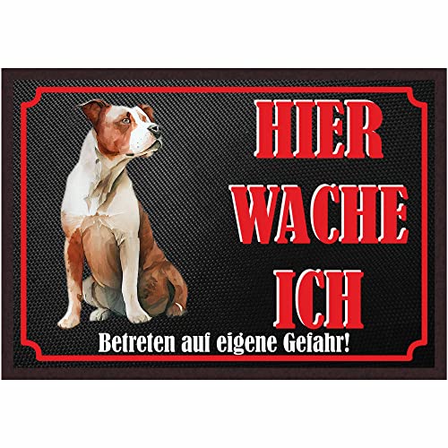 INDIGOS UG Fussmatte Hund - American Stafford - Bedruckt 50x35 cm mit lustigem Spruch - schwarz - Hier wache ich - Türmatte - Schmutzfangmatte für Tür und Hausflur von INDIGOS UG