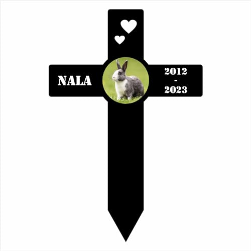 INDIGOS UG - Grabschmuck Hase - 30 cm - Kreuz - wetterfester Gedenkpfahl als Grabstecker - Text und Datum - Schilder selbst gestalten Wunschname & Datum - Trauer, Haustier von INDIGOS UG