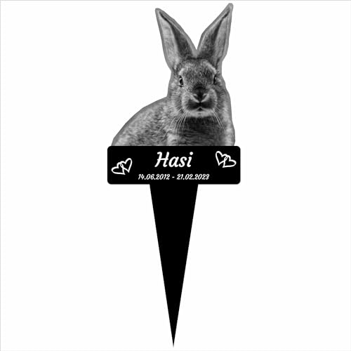 INDIGOS UG - Grabstecker für Haustier - Hase - 10 cm - wetterfester Gedenkpfahl - personalisiert mit Foto und Text - individuell mit Wunschtext und Datum INDIGOS UG - Grabstecker für Haustier - Hase - 10 cm - wetterfester Gedenkpfahl - personalisiert mit Foto und Text - individuell mit Wunschtext und Datum von INDIGOS UG