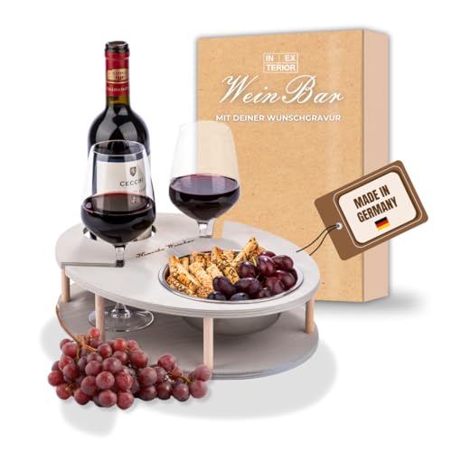 INEXTERIOR – Couchbar WeinBar handgefertigt aus Holz in Grau mit Wunschgravur – Runde Snack Box mit Snackschale, Weinflaschenhalter & sicherem Weinglashalter - Couchbutler Couchorganizer Tablett von INEXTERIOR