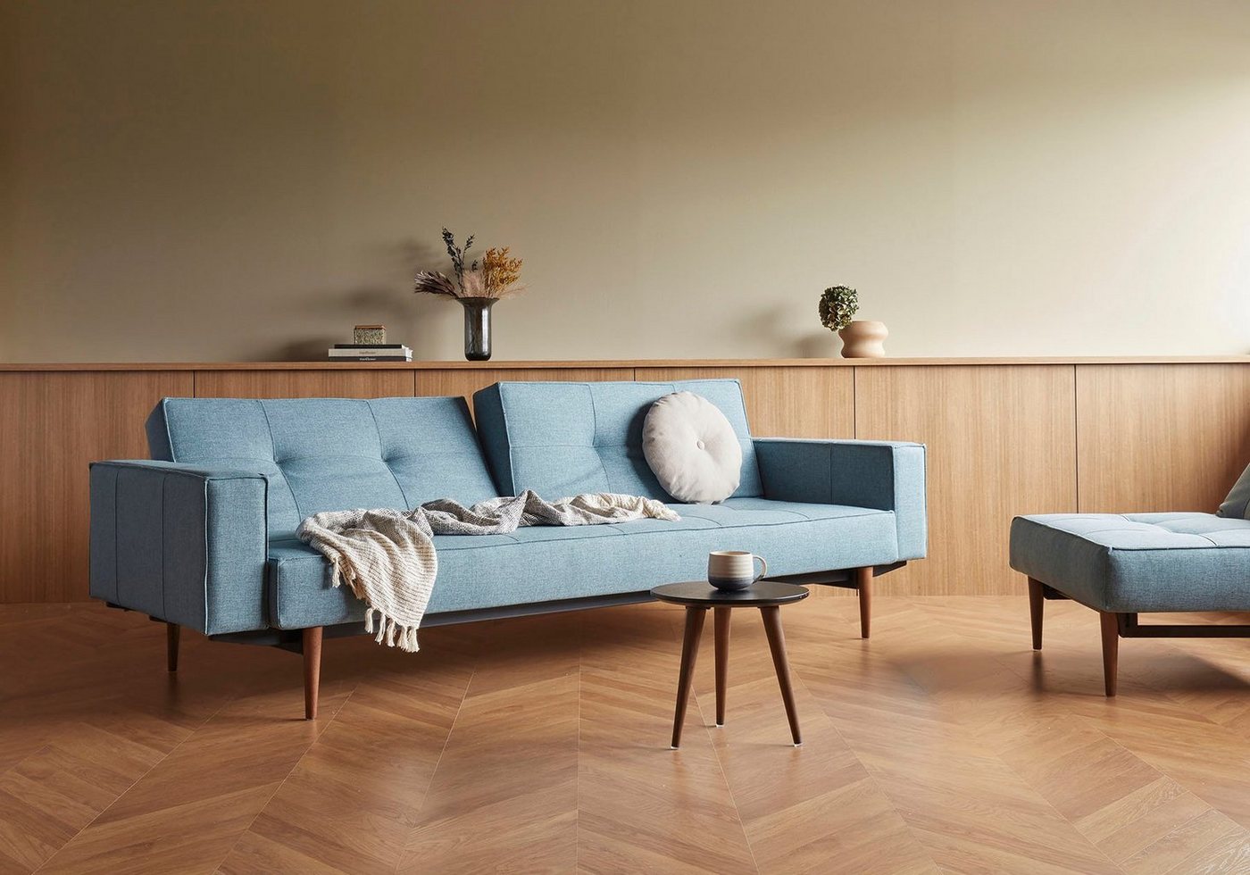INNOVATION LIVING ™ Sofa Splitback, mit Armlehne und dunklen Styletto Beinen, in skandinavischen Design von INNOVATION LIVING ™