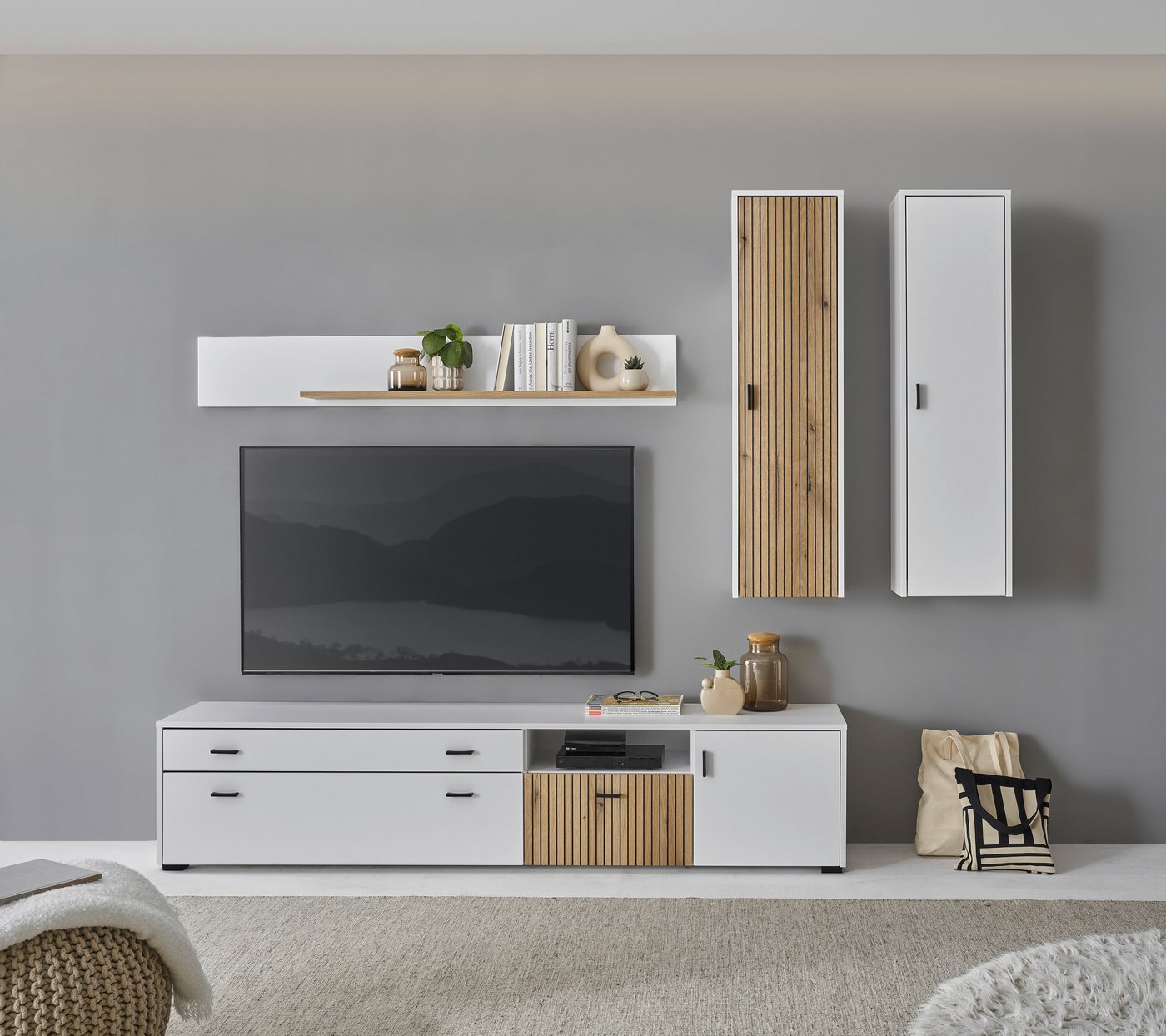 INOSIGN Wohnwand HUDSON, (Set, 4-St), mit moderner Rillenoptik, Griffe aus Metall (Schwarz), Breite 243 cm von INOSIGN