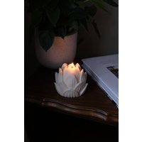 Sojawachs Lotus-Kerze Duft Der Schwarzen Orchidee, Skulpturale Yogi-Kerze von INTERLUDECANDLES