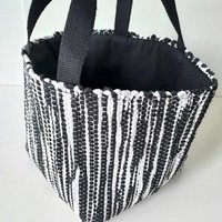 Korb Voller Upcycling-Flickenteppiche, M, 23 cm von INTOAdesign