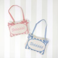 Shhhh Baby Gesticktes Türschild-Kissen von INeedABiggerHouse