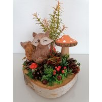 Herbstgesteck Künstlich, Herbstdekoration Fuchs Im Herbst-Wald Auf Baumscheibe von IQ57